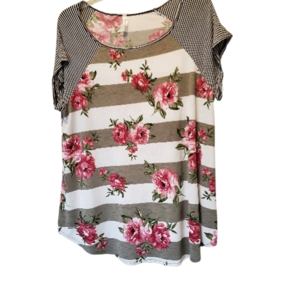 Gorgeous Floral and Striped Short Sleeve Top Size 2X - Picture 3 of 4